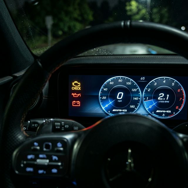 Imagen hiperrealista de panel de instrumentos de coche iluminando testigos